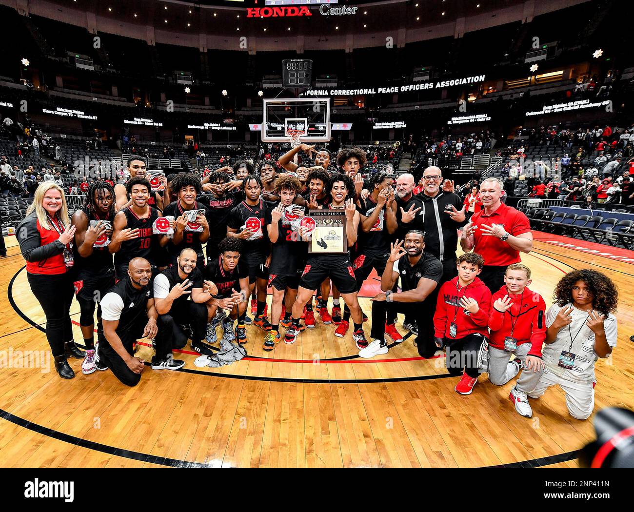 25 février 2023 Anaheim, CA.le centenaire Corona Huskies pose pour une photo d'équipe après avoir remporté le championnat de basket-ball CIF-SS Boys Open DIV. Centennial Corona vs St. John Bosco.Centennial bat Bosco 58-57.Louis Lopez/Modern Exposure/Cal Sport Media Banque D'Images