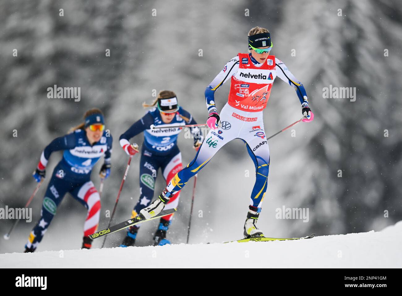 From left, Rosie Brennan of USA, Jessica Diggins of USA, and Frida Karlsson of Sweden compete during the women's 10km free style pursuit race of the third stage of the Tour de Ski, in Tschierv, Switzerland, Sunday, Jan. 3, 2021. (Gian Ehrenzeller/Keystone via AP) Banque D'Images