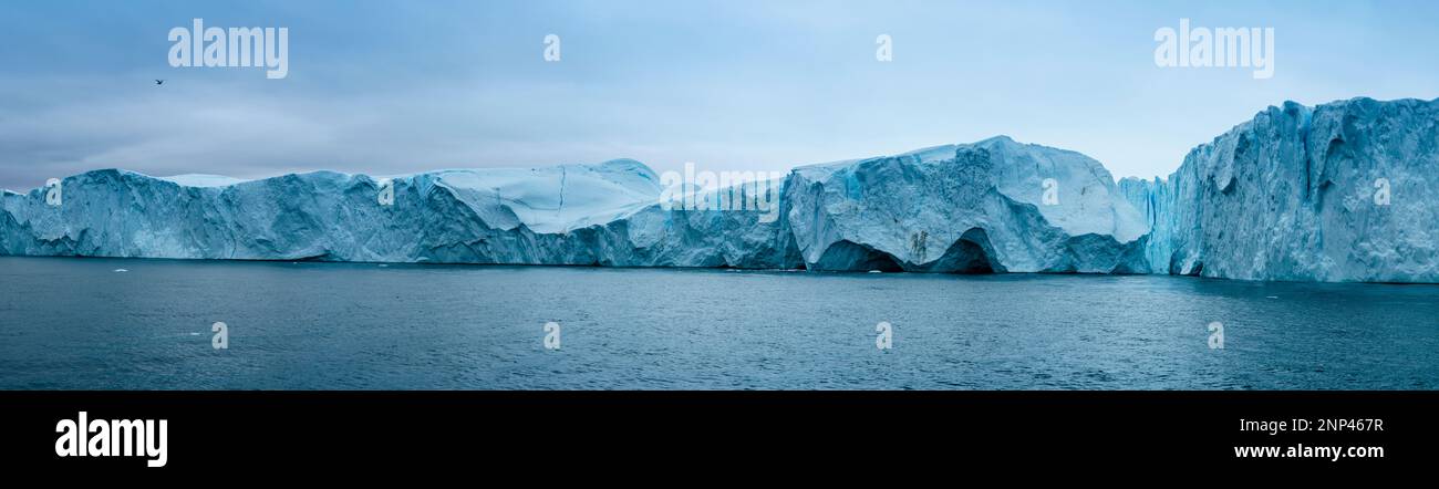 Majestueux icebergs en mer, Ilulissat Harbord, Groenland Banque D'Images