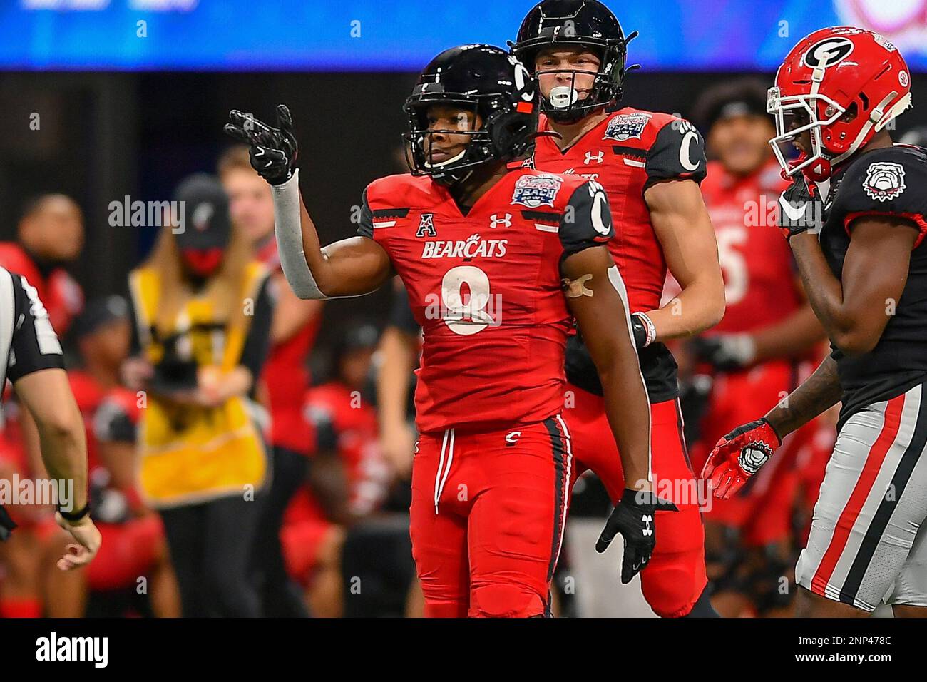 ATLANTA, GA – JANUARY 01: Cincinnati wide receiver Michael Young Jr. (8) reacts after making a first down during the Chick-fil-A Peach Bowl between the Cincinnati Bearcats and the Georgia Bulldogs on January 1st, 2021 at Mercedes-Benz Stadium in Atlanta, GA. (Photo by Rich von Biberstein/Icon Sportswire) (Icon Sportswire via AP Images) Banque D'Images