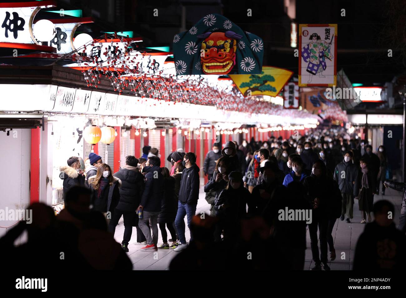 People wearing masks are seen near Senso-ji Temple in Asakusa, Tokyo just aftermidnight on Jan. 1, 2021. In usual years, people visit shrines and temples form December 31st to January 3rd to pray for coming-year, however, under the circumstances of Coronavirus COVID-19 infections, shrines and temples take measures. ( The Yomiuri Shimbun via AP Images ) Banque D'Images