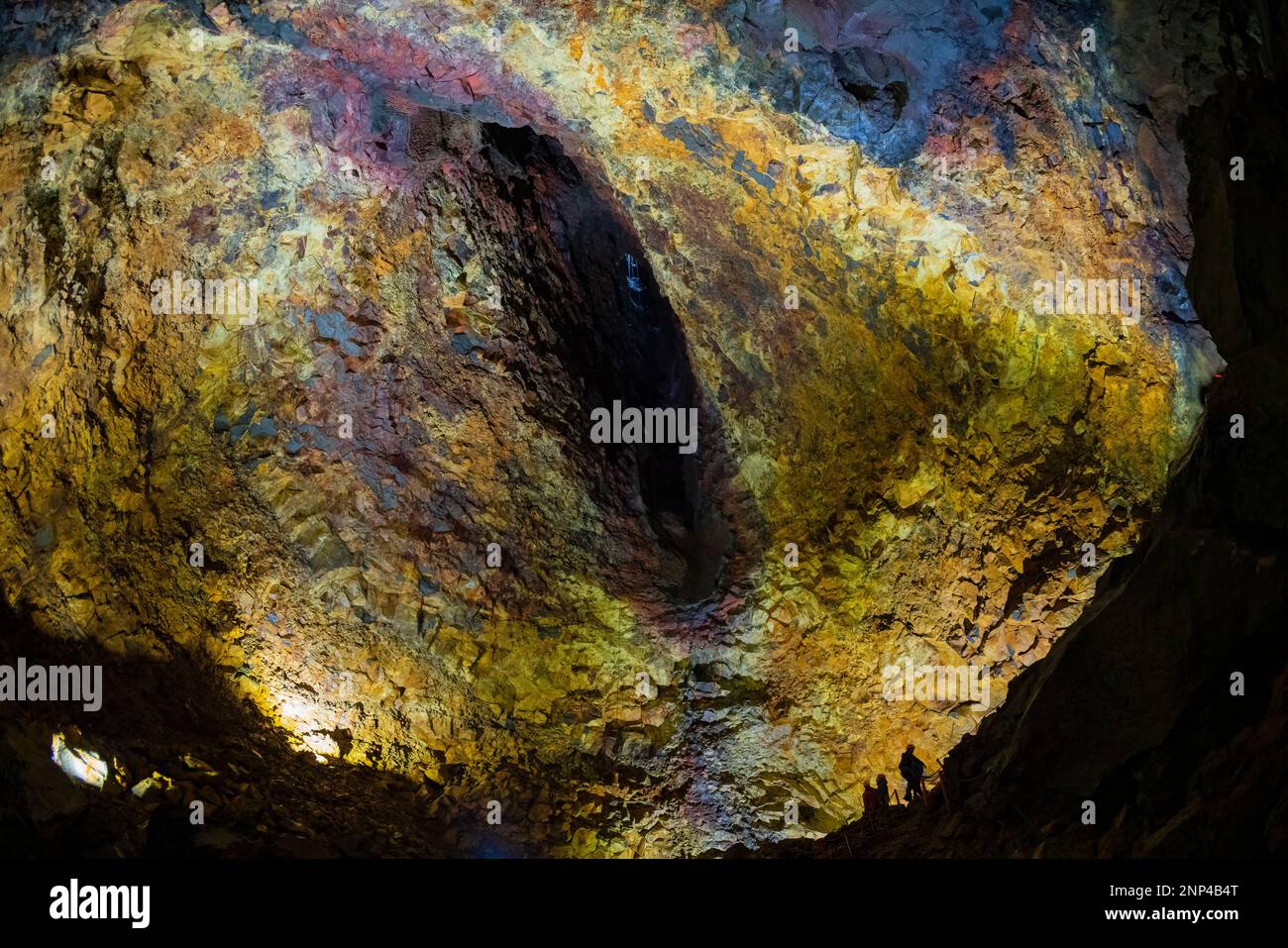 Les gens dans la grotte, Thrihnukagigur volcan magma chambre, Blafjoll montagnes, Reykjavik, Islande Banque D'Images