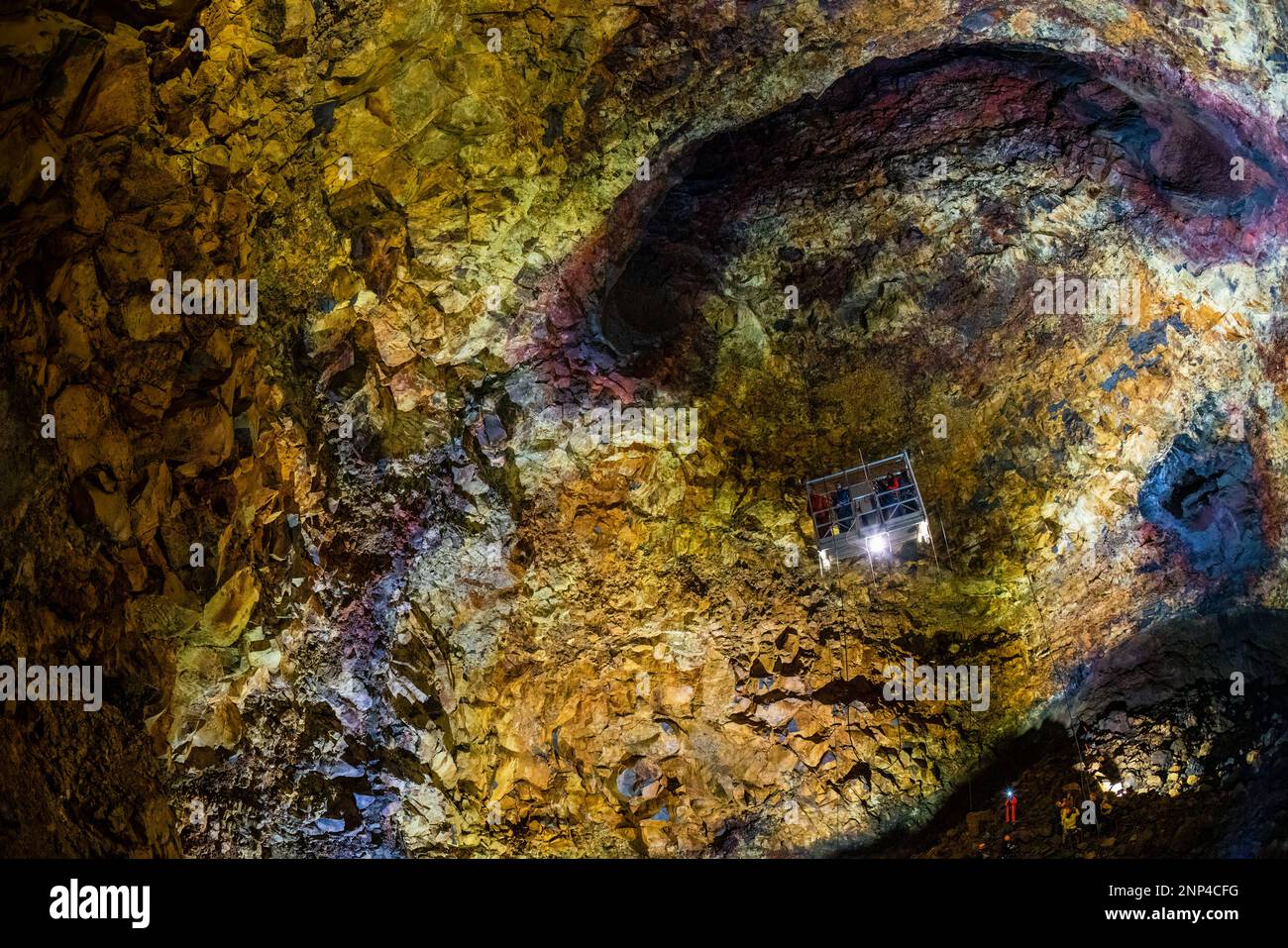 Les gens dans la grotte, Thrihnukagigur volcan magma chambre, Blafjoll montagnes, Reykjavik, Islande Banque D'Images