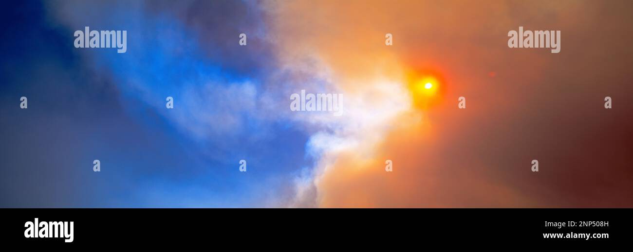 Soleil derrière la fumée pendant le feu de forêt, Californie, États-Unis Banque D'Images