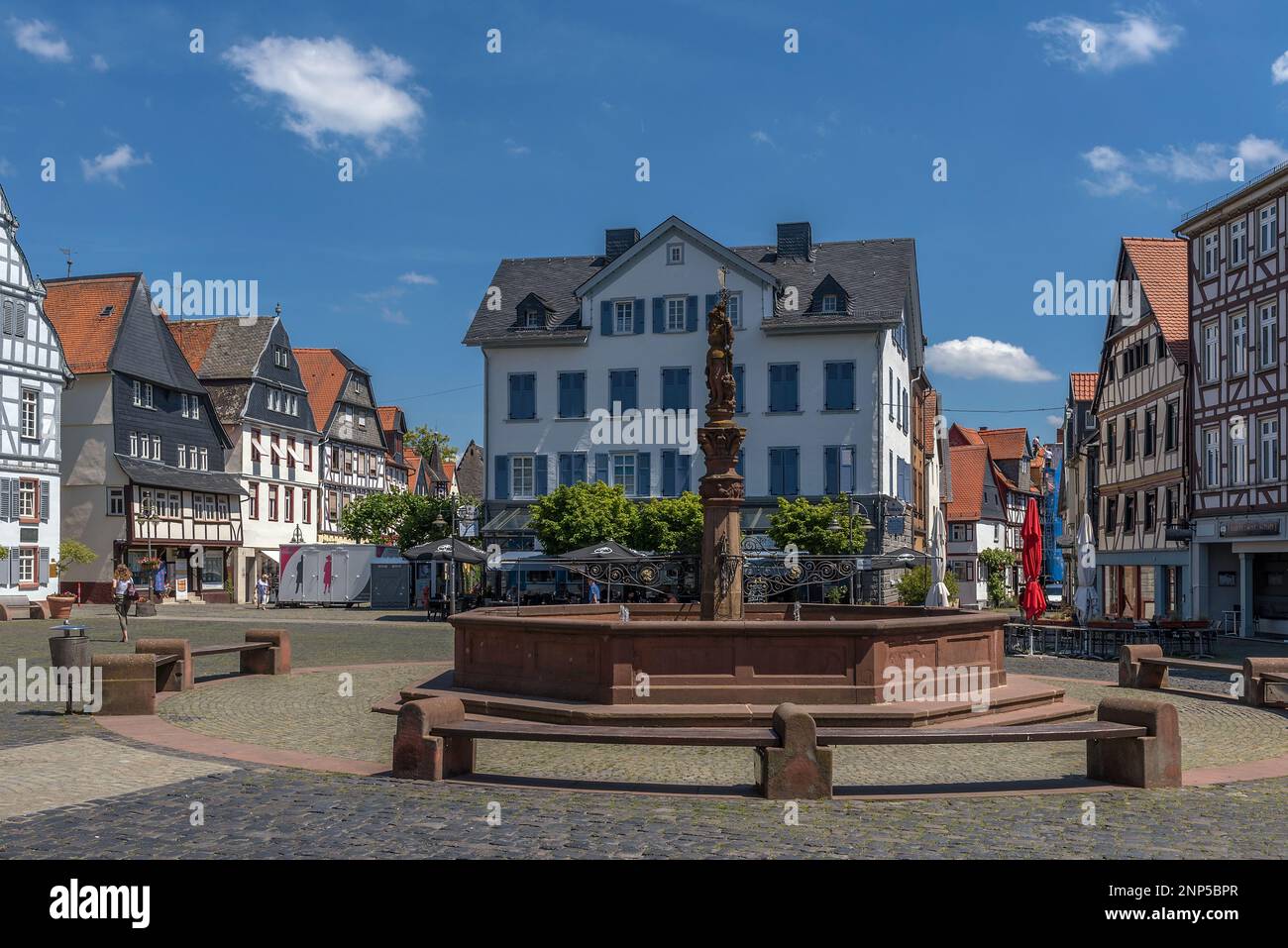 Vue sur la place du marché historique avec une fontaine à Butzbach, Hesse, Allemagne. Banque D'Images