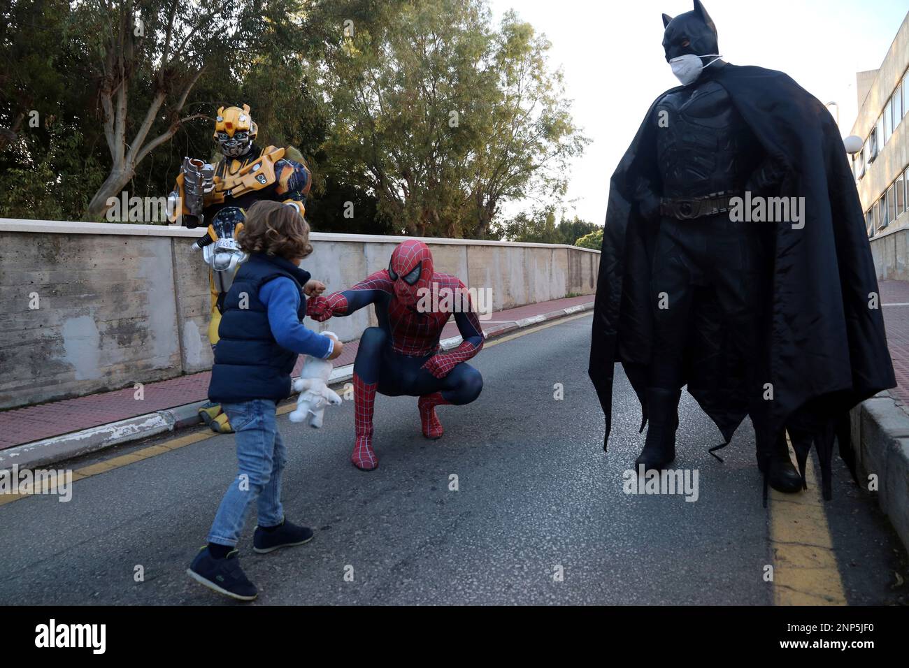 Superhero Spiderman, starring the national policeman, Eduardo Balboa, hangs from the façade of the Maternal and Child Hospital in Malaga, to greet the children through the windows. Málaga on December 18, 2020 18 DECEMBER 2020 Álex Zea / Europa Press 12/18/2020 (Europa Press via AP) Banque D'Images