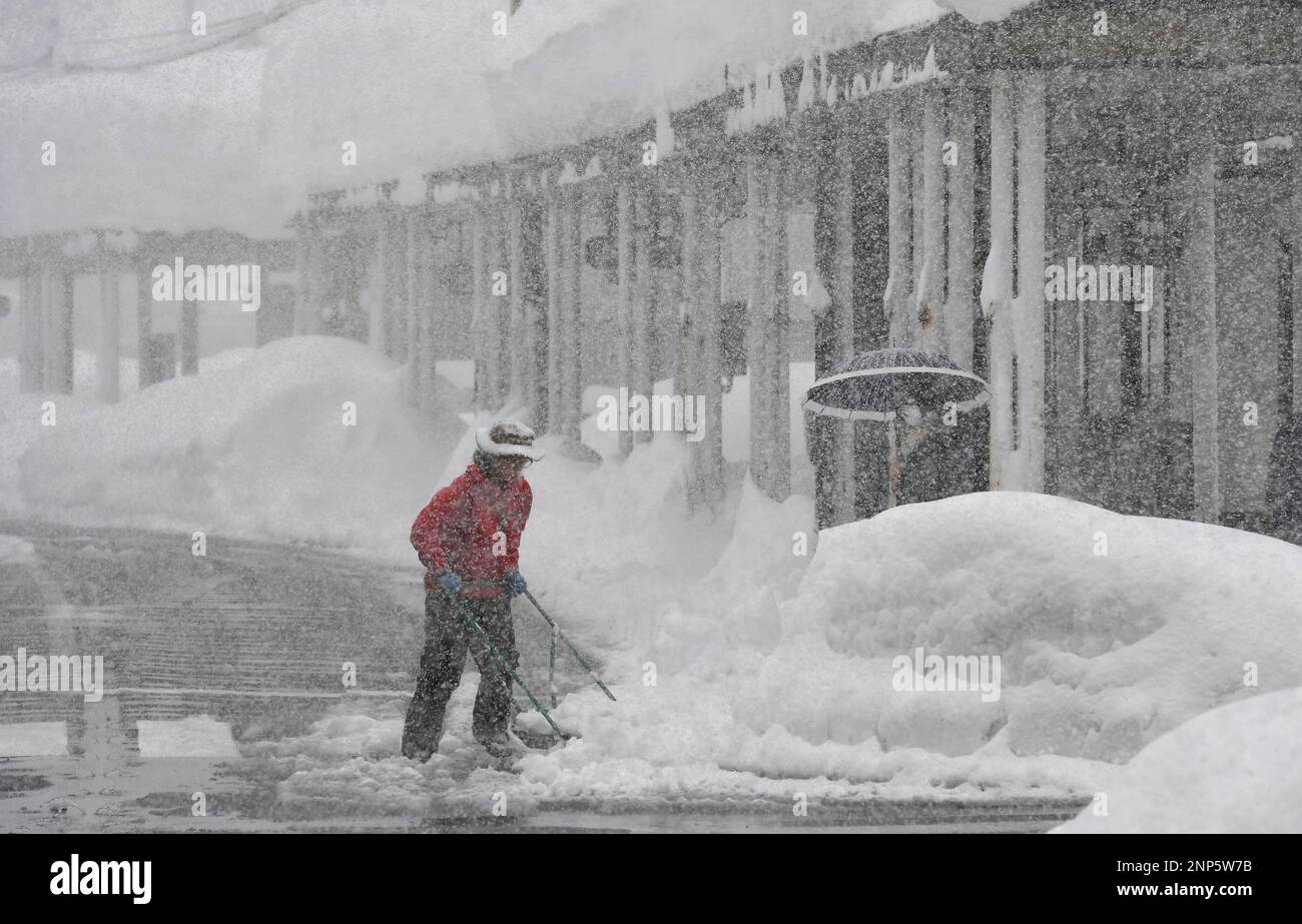 Yuzawa Town is hit by heavy snowfall in Niigata Prefecture on December 17, 2020. People shovel snow. According to the Japan Meteorological agency, a snowfall is expected to continue in some parts of Japan. ( The Yomiuri Shimbun via AP Images ) Banque D'Images