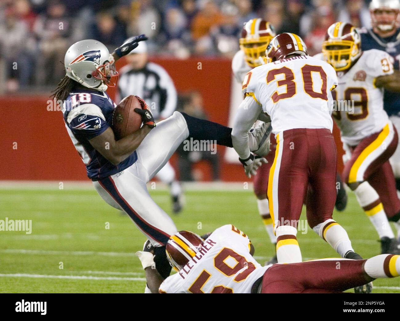 28 October 2007: Patriot Wide Receiver Donte Stallworth (18) following a fourth quarter catch as the New England Patriots defeated the Washington Redskins 52 to 7 in Gillette Stadium, Foxboro, Massachusetts. (Icon Sportswire via AP Images) Banque D'Images
