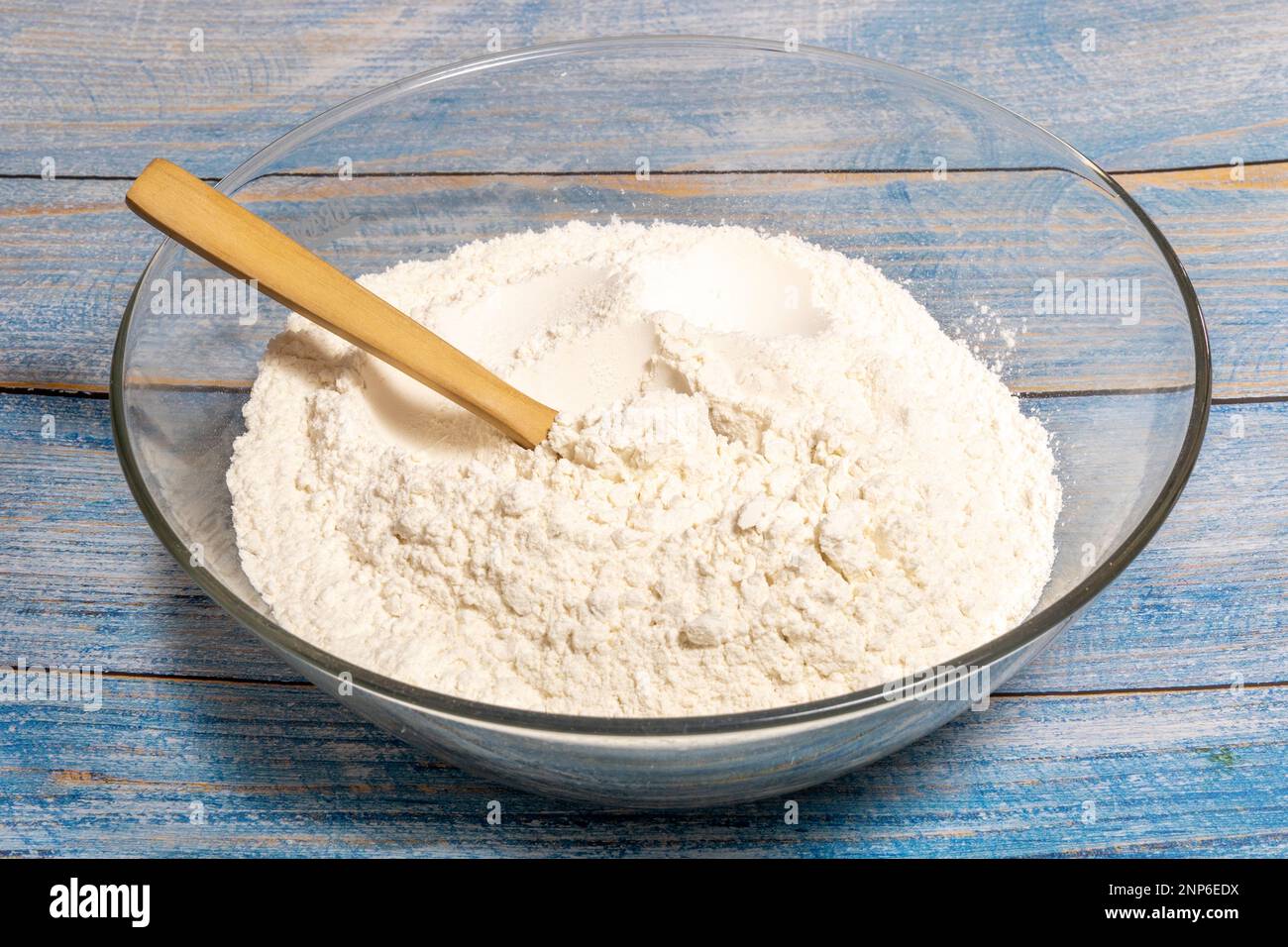 Pain fait maison dans le bol de farine tout usage. fond de poudre de boulangerie Banque D'Images