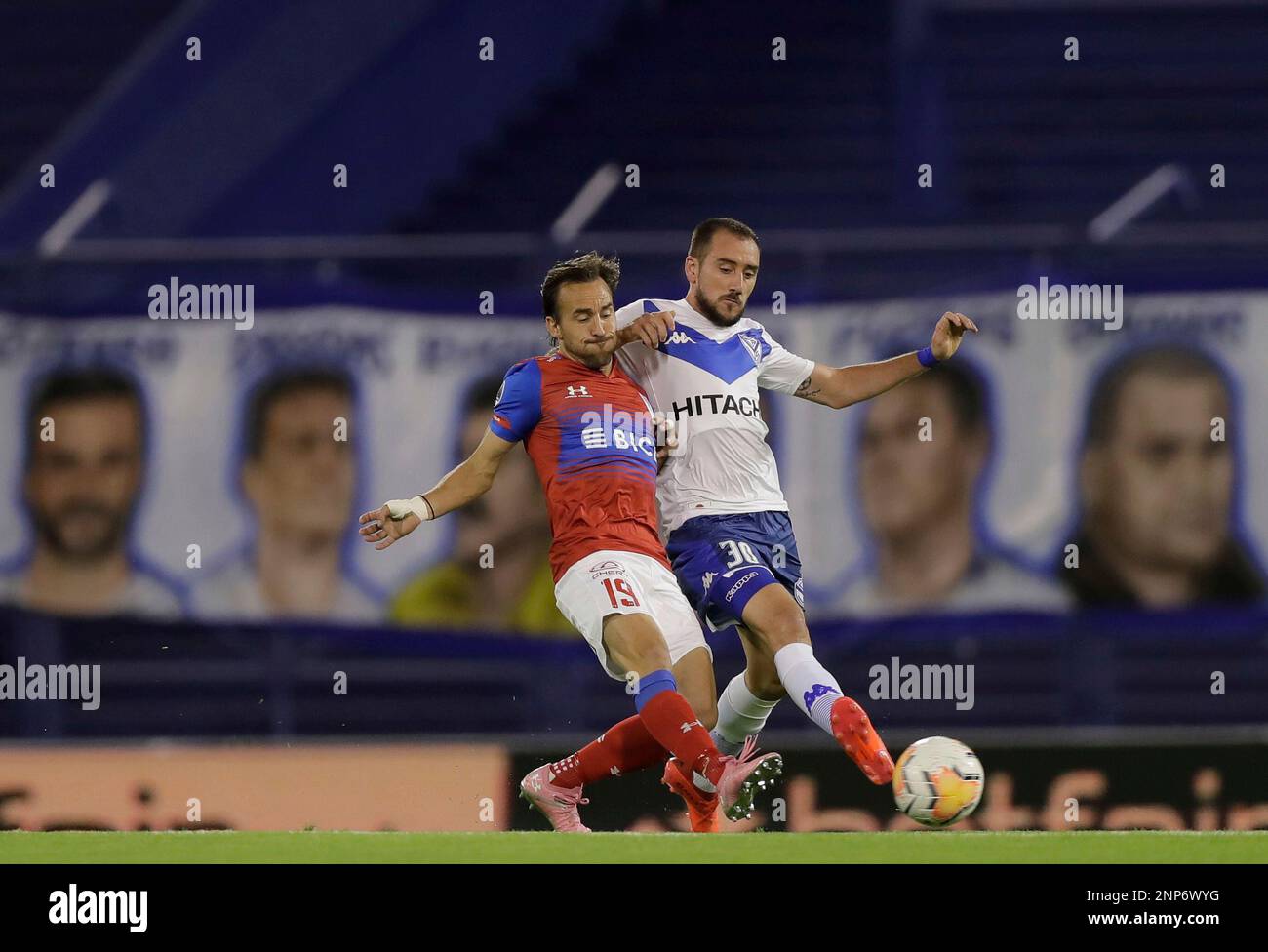 Andres Mancuello of Argentina's Velez Sarsfield, right, and Jose Fuenzalida of Chile's Universidad Catolica fight for the ball during a Copa Sudamericana soccer match in Buenos Aires, Argentina, Tuesday, Dec. 8, 2020.(Juan I. Roncoroni, Pool via AP) Banque D'Images