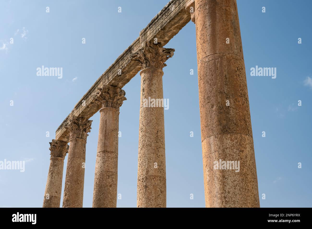 Colonnade aux piliers corinthiens à la rue romaine Cardo Maximus Colonnaded à Gerasa, Jarash, Jordanie Banque D'Images