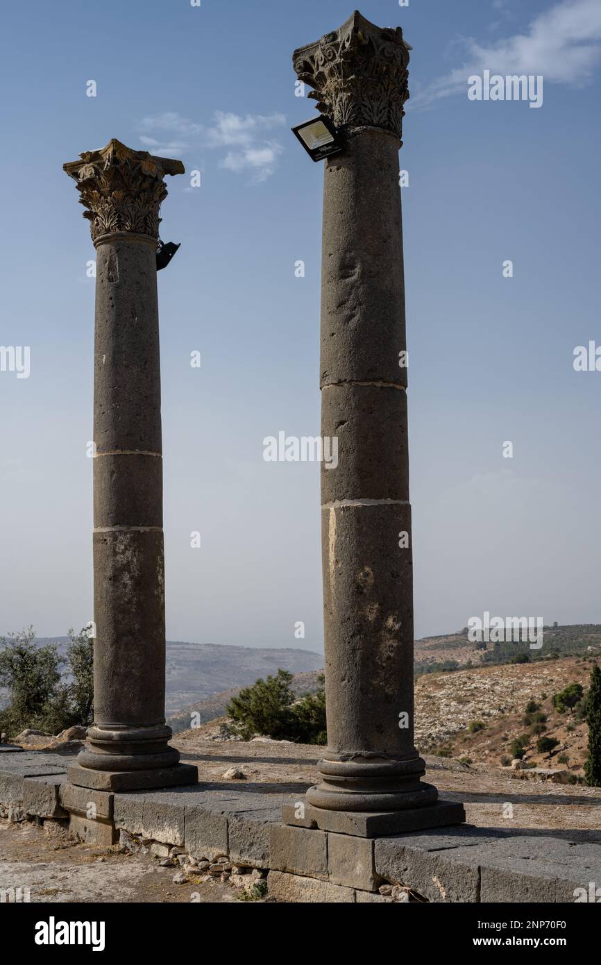 Colonnes de basalte noir corinthien sur la terrasse de l'église romaine de Gadara à Umm Qays, Jordanie Banque D'Images