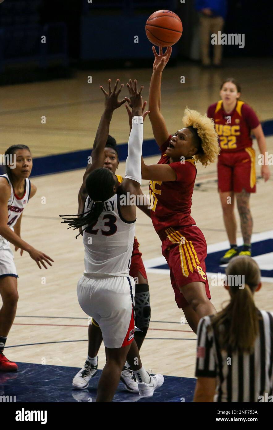 TUCSON, AZ - DECEMBER 06: USC Trojans guard Amaya Oliver (10) lays up the ball during a college women's basketball game between the USC Trojans and the Arizona Wildcats on December 06, 2020, at McKale Center in Tucson, AZ. (Icon Sportswire via AP Images) Banque D'Images