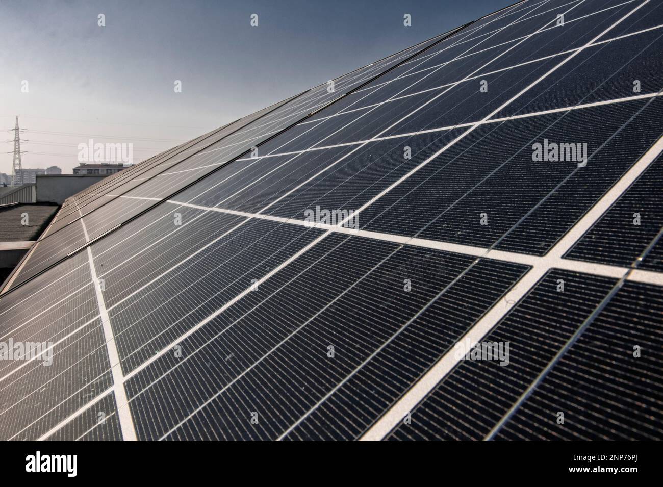 Panneaux solaires. Installation de panneaux solaires sur les toits industriels et résidentiels. Énergie verte. Banque D'Images