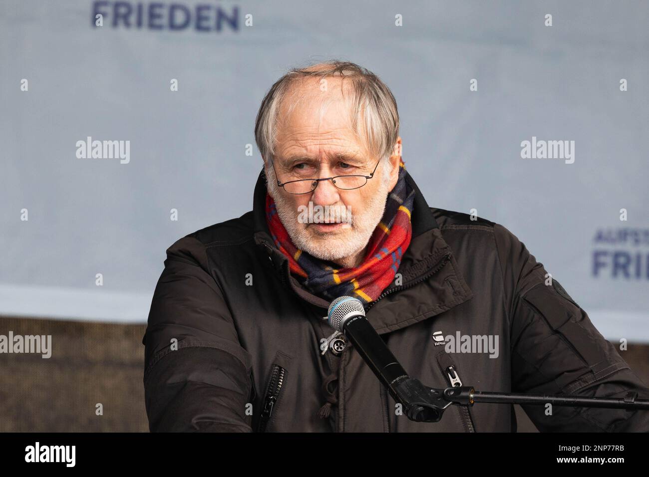 Hans-Peter Waldrich auf der umstrittenen Friedensdemo und Kundgebung für Verhandlungen mit Russland statt Waffenlieferungen für die Ukraine am Branden Banque D'Images