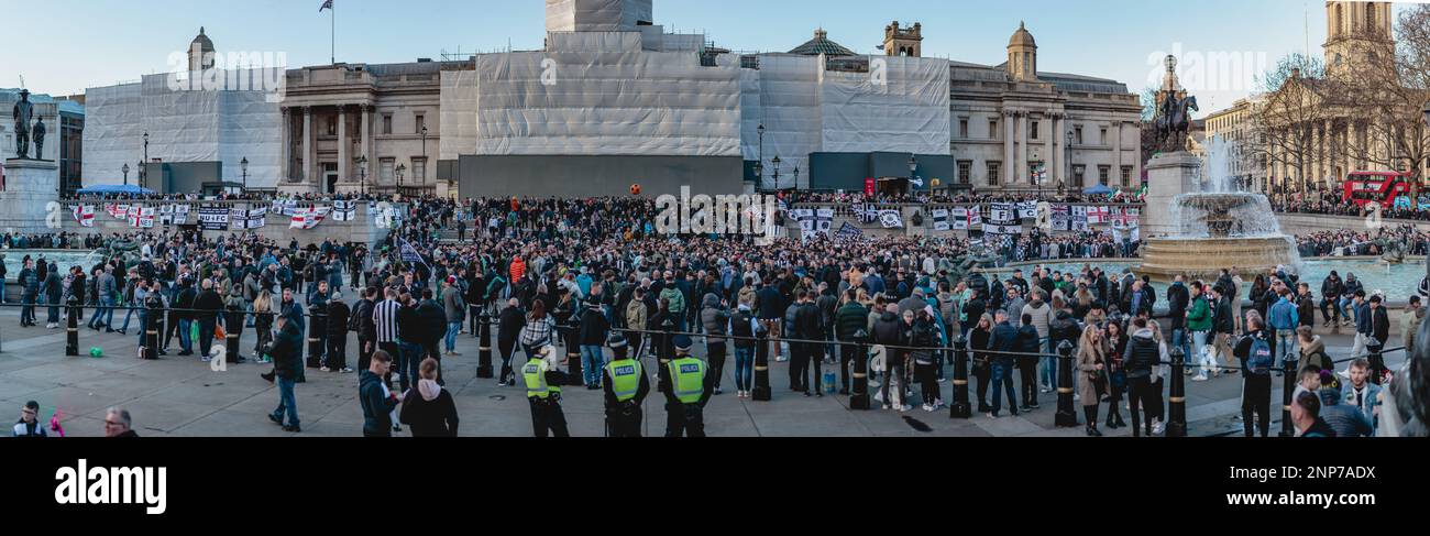 Les fans de Newcastle United se réunissent à Trafalgar Square avant la finale de la Carabao Cup contre Manchester United. Banque D'Images