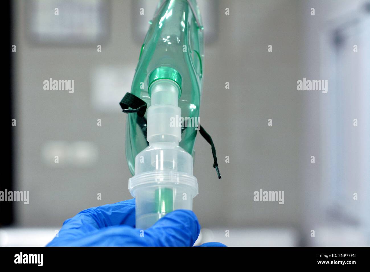 Un nébuliseur ou masque de nébulisation qui est connecté à une bouteille d'oxygène ou un dispositif d'administration de médicament utilisé pour administrer un médicament sous forme de brume inhal Banque D'Images