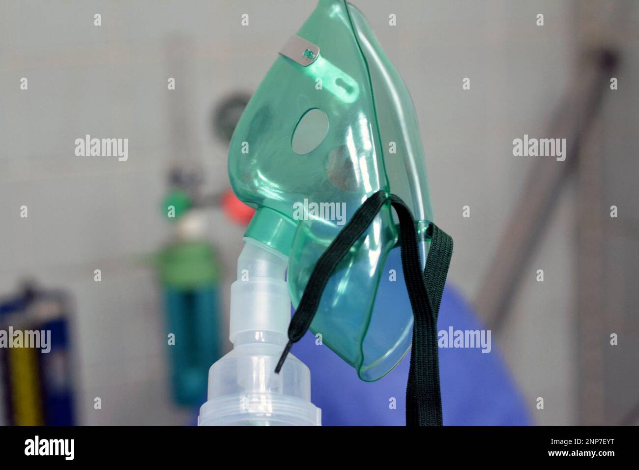 Un nébuliseur ou masque de nébulisation qui est connecté à une bouteille d'oxygène ou un dispositif d'administration de médicament utilisé pour administrer un médicament sous forme de brume inhal Banque D'Images