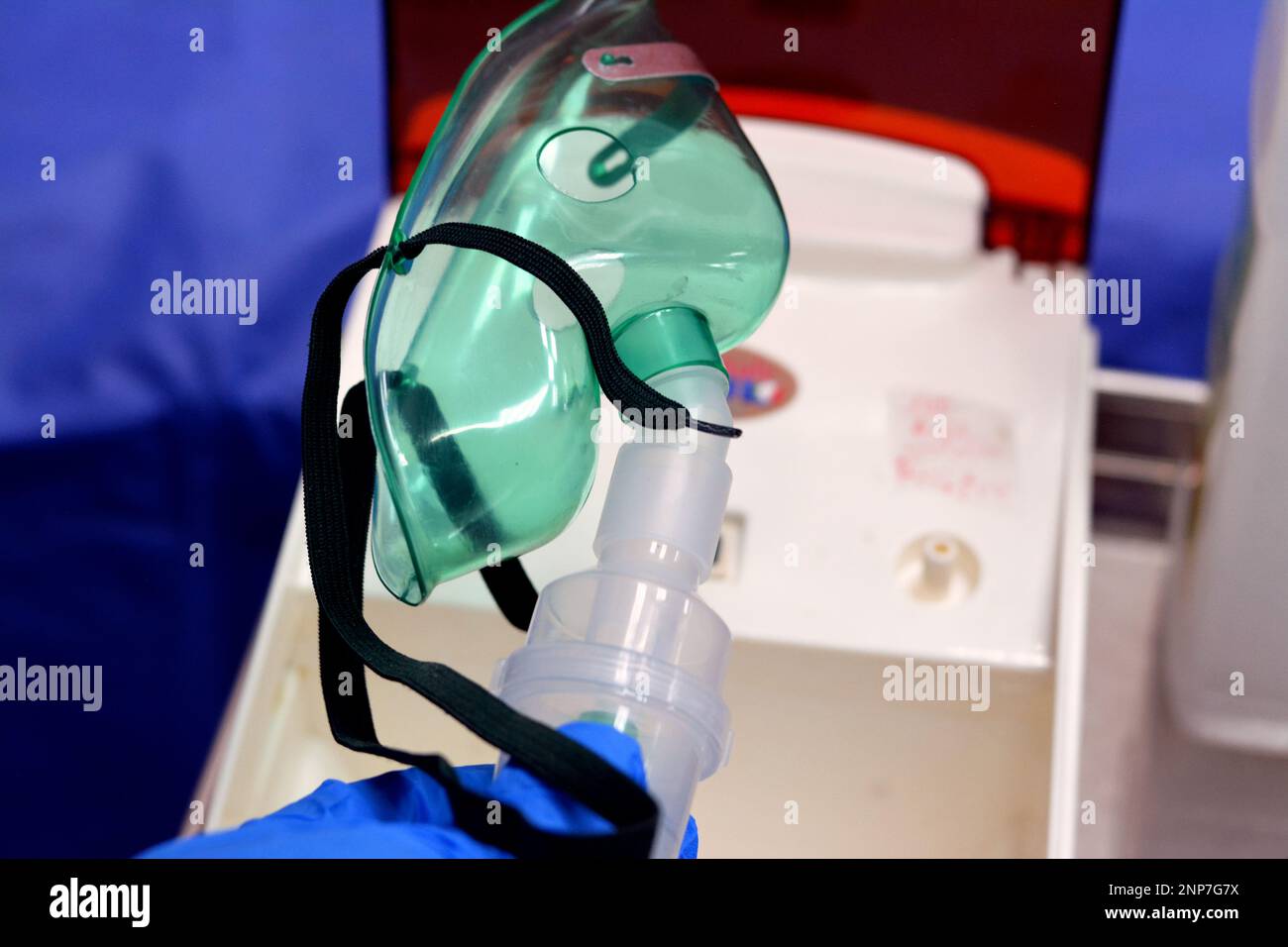 Un nébuliseur ou masque de nébulisation qui est connecté à une bouteille d'oxygène ou un dispositif d'administration de médicament utilisé pour administrer un médicament sous forme de brume inhal Banque D'Images