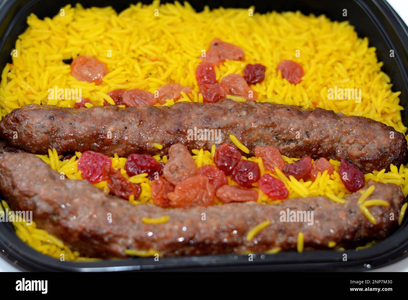 Cuisine arabe nourriture traditionnelle bœuf Kofta, kebab et tarb kofta shish qui est hachée de viande avec du riz Basmati et des raisins secs, grillades orientales Banque D'Images