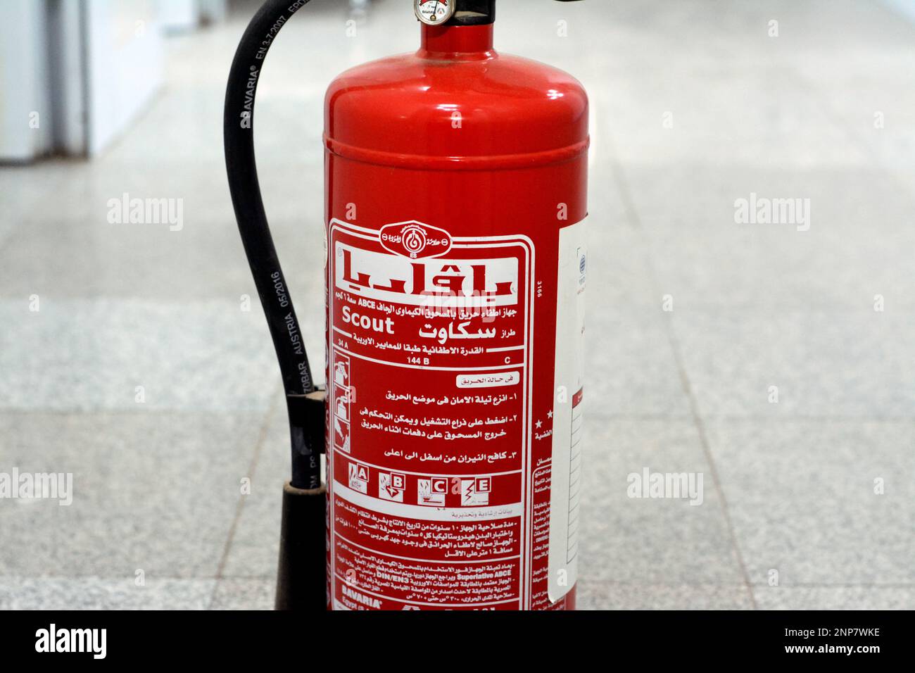 Le Caire, Egypte, 11 février 2023: Extincteur de feu de scout de Bavière 6 kg de poudre chimique sèche de lutte contre les incendies pour le contrôle rapide des incendies lutte contre les incendies Banque D'Images