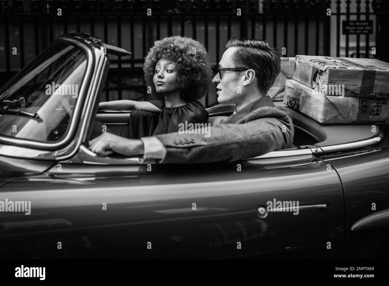 LFW: « London Holiday » d'Edeline Lee autour de Mayfair. Colis de marque empilés sur une Mercedes vintage. Banque D'Images