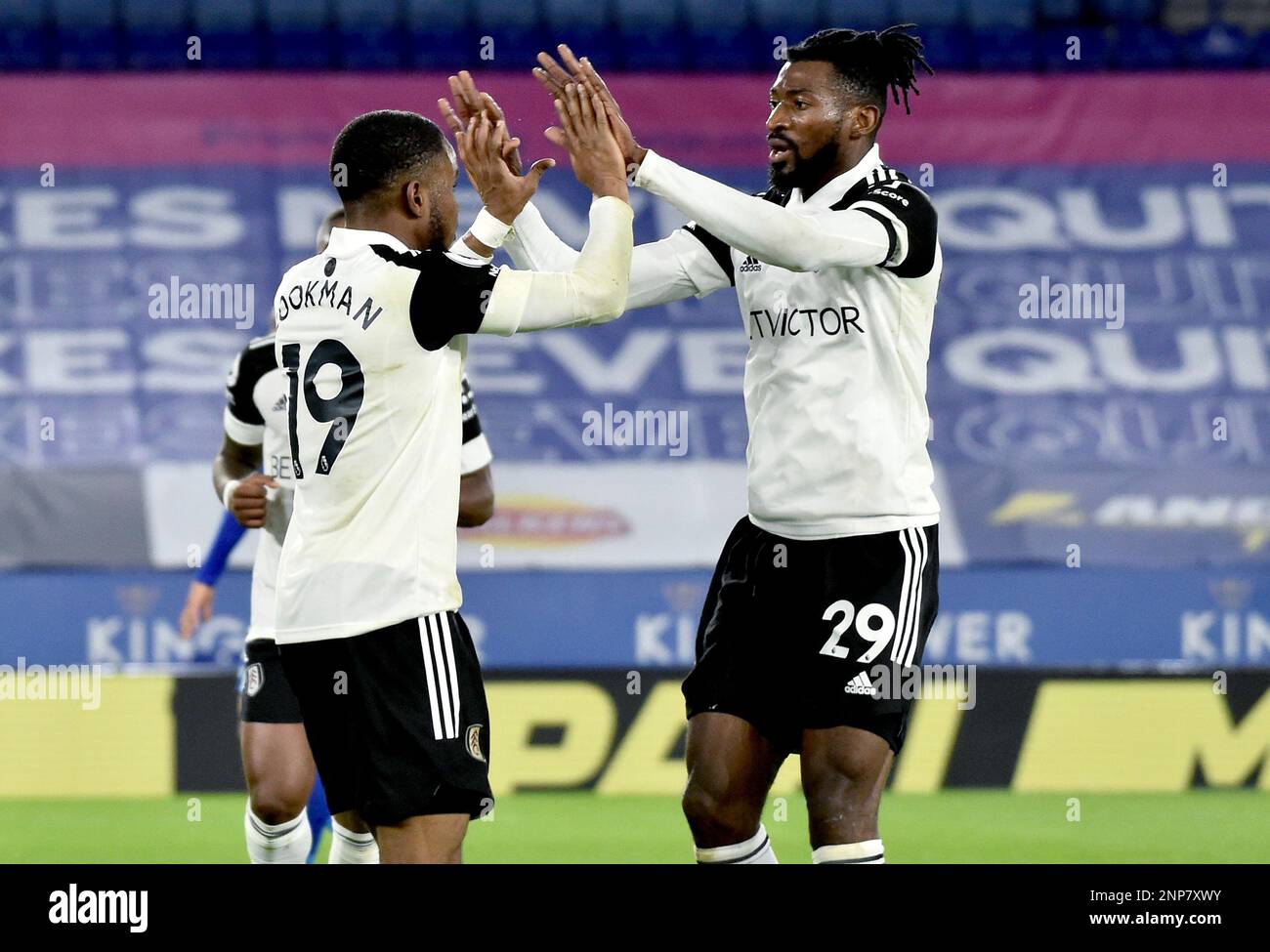 Fulham's scorer Ademola Lookman, left, and his teammate Andre-Frank Zambo Anguissa, right, celebrate the opening goal during the English Premier League soccer match between Leicester City and Fulham at the King Power Stadium in Leicester, England, Monday, Nov. 30, 2020. (AP Photo/Rui Vieira, Pool) Banque D'Images