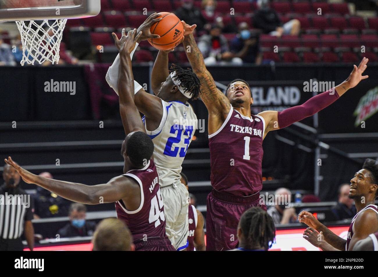 COLLEGE STATION, TX - NOVEMBER 29: Texas A&M Aggies guard Savion Flagg (1) attempts to block a shot attempt by New Orleans Privateers forward LaDarius Marshall (23) during the men's basketball game between the New Orleans Privateers and the Texas A&M Aggies at Reed Arena on November 29, 2020 in College Station, TX. (Photo by Ken Murray/Icon Sportswire) (Icon Sportswire via AP Images) Banque D'Images