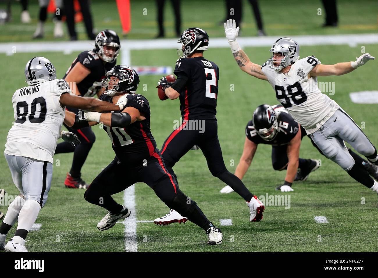ATLANTA, GA - NOVEMBER 29: Defensive end Maxx Crosby #98 of the Las Vegas Raiders reaches for quarterback Matt Ryan #2 of the Atlanta Falcons during the week 12 NFL football game between the Atlanta Falcons and the Las Vegas Raiders on November 29, 2020 at the Mercedes-Benz Stadium in Atlanta, Georgia. (Photo by David John Griffin/Icon Sportswire) (Icon Sportswire via AP Images) Banque D'Images