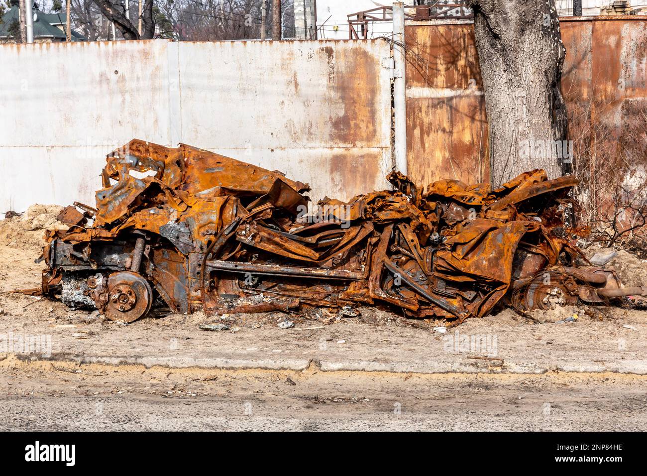 Irpin, Ukraine. 25th févr. 2023. Une voiture brûlée vue à Irpin, Ukraine sur 25 février 2023. Irpin a été occupé pendant les premiers mois de l'invasion russe à grande échelle de l'Ukraine. Alors que l'invasion de l'Ukraine par les forces russes passe son premier anniversaire, l'ampleur de la destruction dans la région de Kiev reste à voir. (Photo par Dominika Zarzycka/Sipa USA) crédit: SIPA USA/Alay Live News Banque D'Images