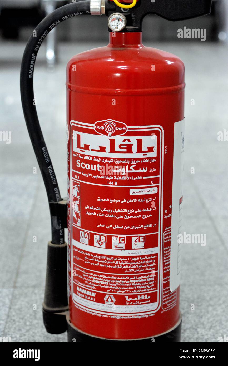 Le Caire, Egypte, 11 février 2023: Extincteur de feu de scout de Bavière 6 kg de poudre chimique sèche de lutte contre les incendies pour le contrôle rapide des incendies lutte contre les incendies Banque D'Images