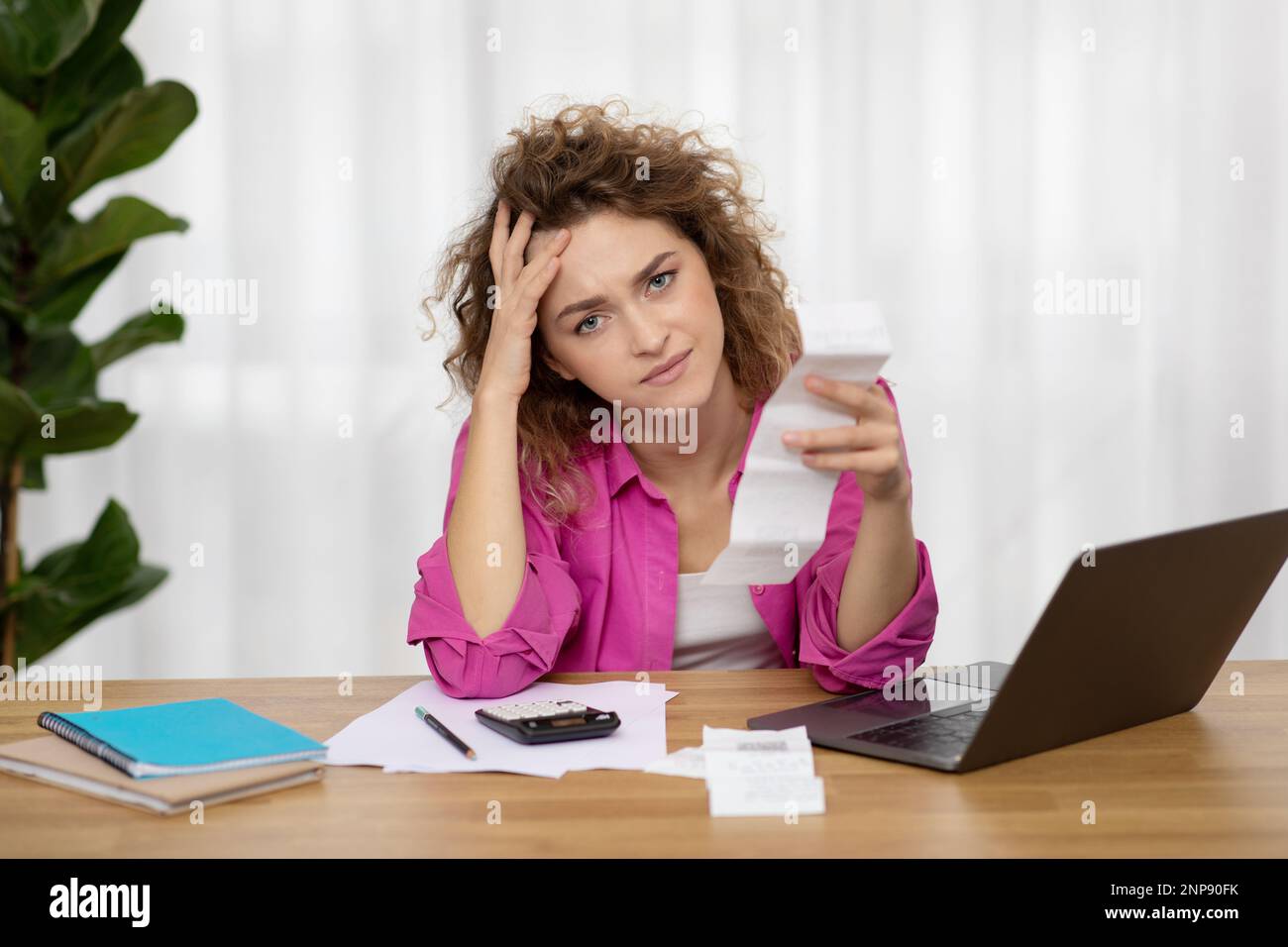 A insisté sur le fait que les jeunes femmes sont en mesure de vérifier les billets lorsqu'elles sont au bureau du siège social Banque D'Images