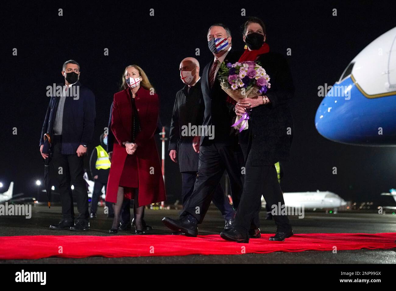 Secretary of State Mike Pompeo, second from right, and his wife Susan walk to a motorcade vehicle after stepping off a plane at Tbilisi International Airport in Tbilisi, Georgia, Tuesday, Nov. 17, 2020. Pompeo is visiting Georgia as part of a seven-nation trip to Europe and the Middle East. (AP Photo/Patrick Semansky, Pool) Banque D'Images