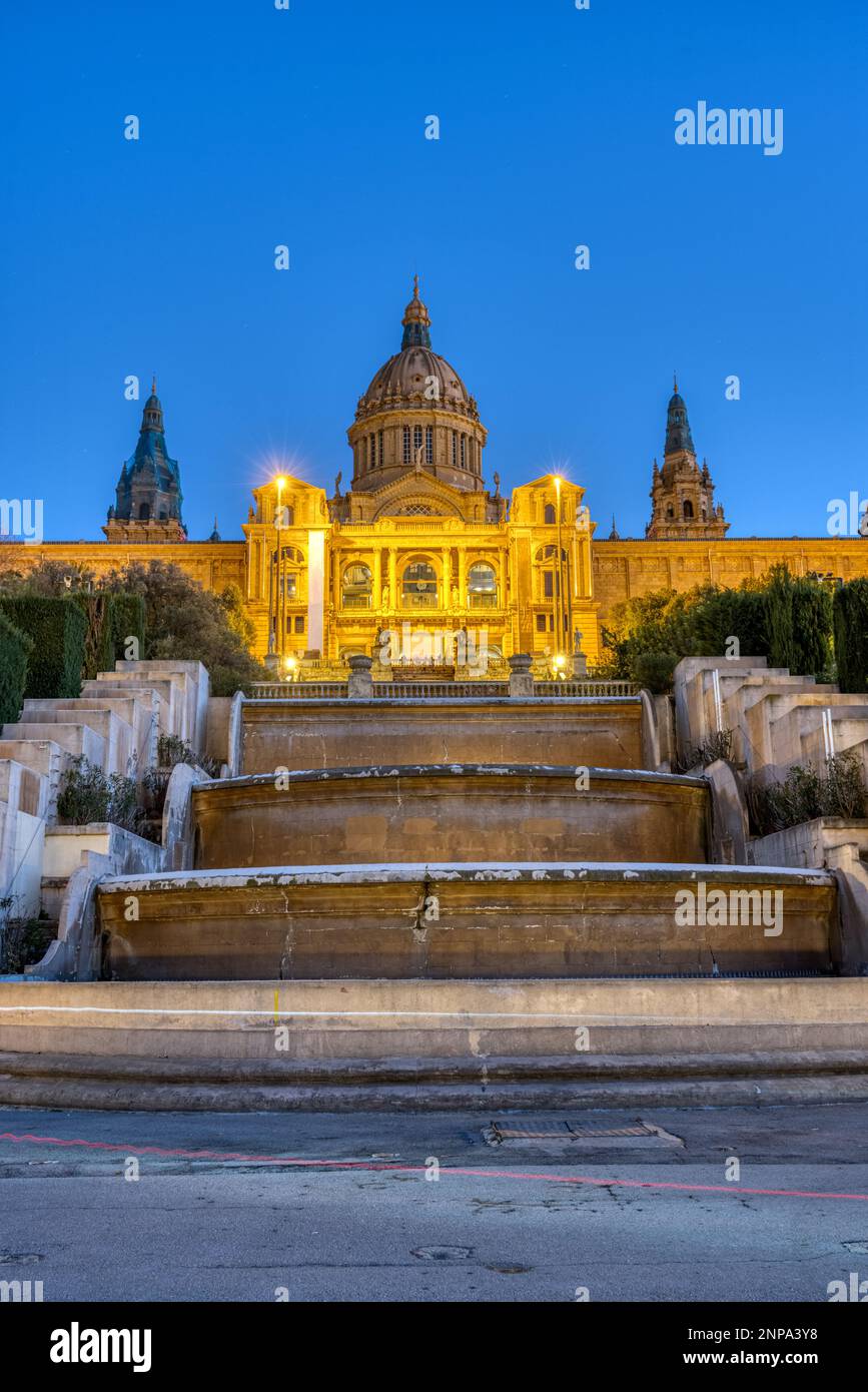 Le Palais national de la montagne Montjuic à Barcelone s'illuminait au crépuscule Banque D'Images