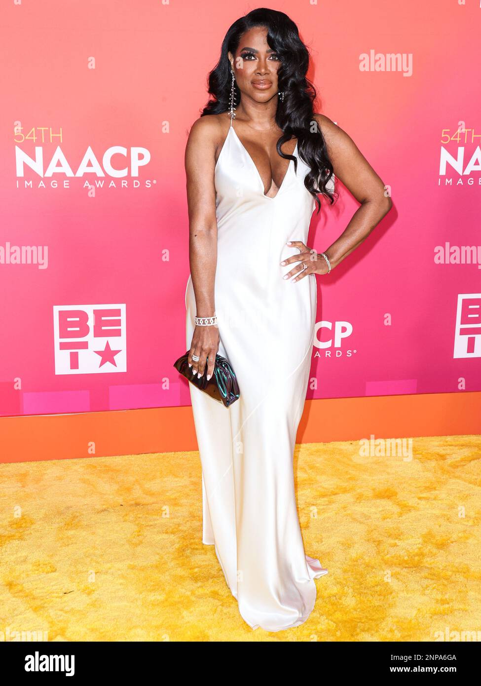 PASADENA, LOS ANGELES, CALIFORNIE, États-Unis - FÉVRIER 25 : Kenya Moore arrive aux prix annuels de l'image de l'ANACP 54th qui se tiennent à l'auditorium civique de Pasadena sur 25 février 2023 à Pasadena, Los Angeles, Californie, États-Unis. (Photo de Xavier Collin/image Press Agency) Banque D'Images