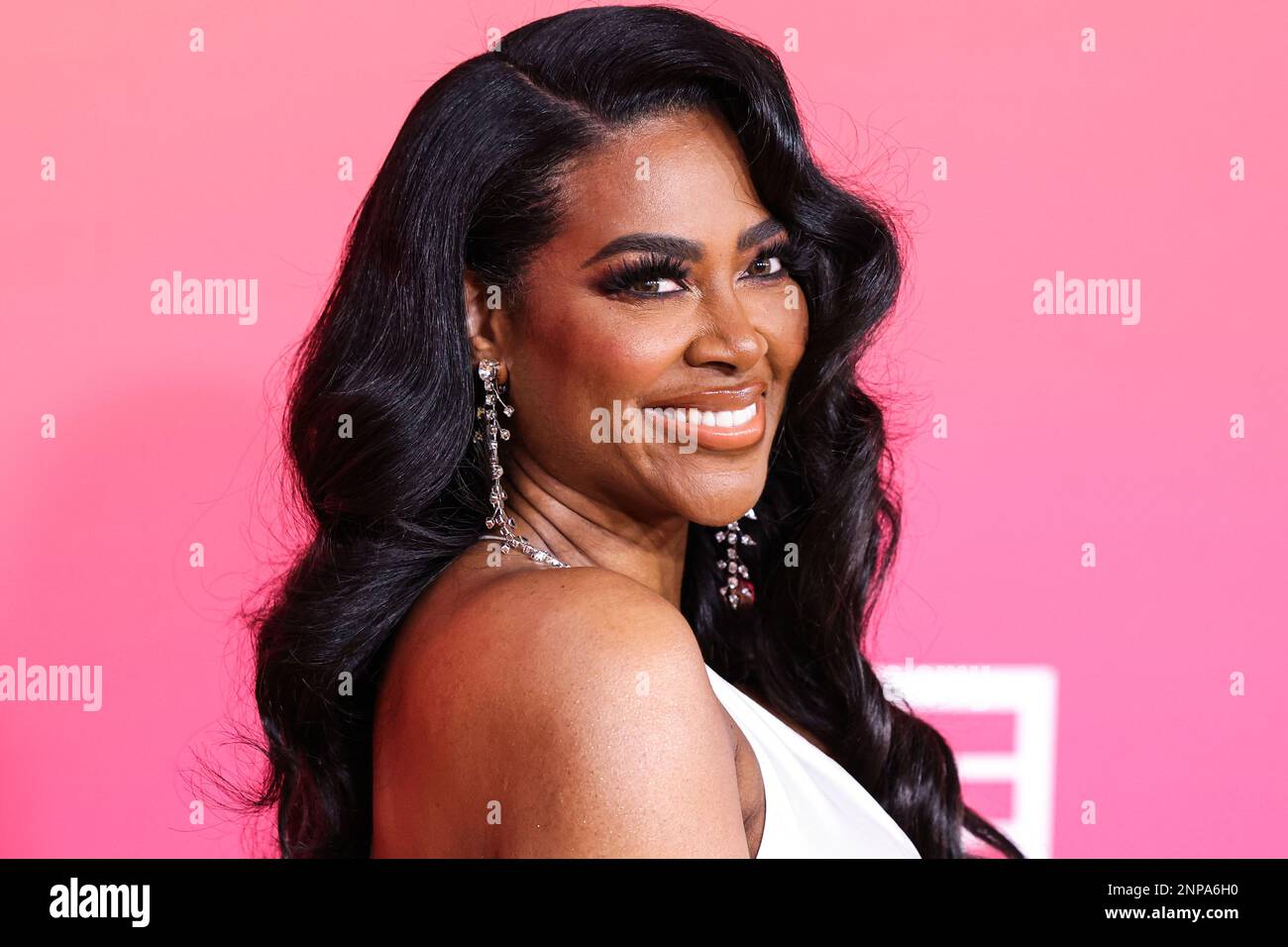 PASADENA, LOS ANGELES, CALIFORNIE, États-Unis - FÉVRIER 25 : Kenya Moore arrive aux prix annuels de l'image de l'ANACP 54th qui se tiennent à l'auditorium civique de Pasadena sur 25 février 2023 à Pasadena, Los Angeles, Californie, États-Unis. (Photo de Xavier Collin/image Press Agency) Banque D'Images