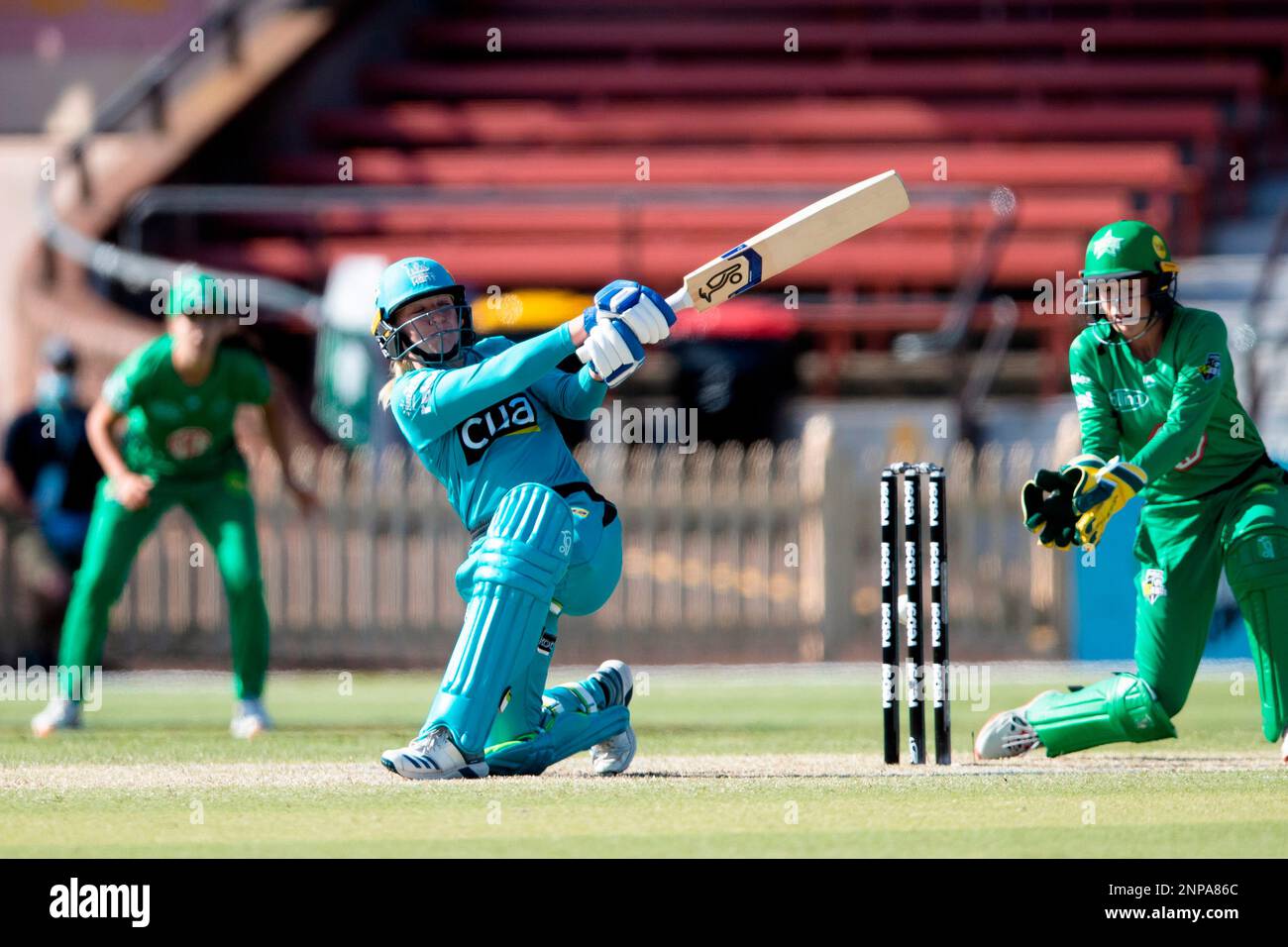 SYDNEY, AUSTRALIA - NOVEMBER 08: Georgia Prestwidge of the Brisbane Heat plays a shot during the week 3 Women's Big Bash League cricket match between Melbourne Stars and Brisbane Heat on November 08, 2020 at North Sydney Oval, Australia. (Photo by Speed Media/Icon Sportswire) (Icon Sportswire via AP Images) Banque D'Images