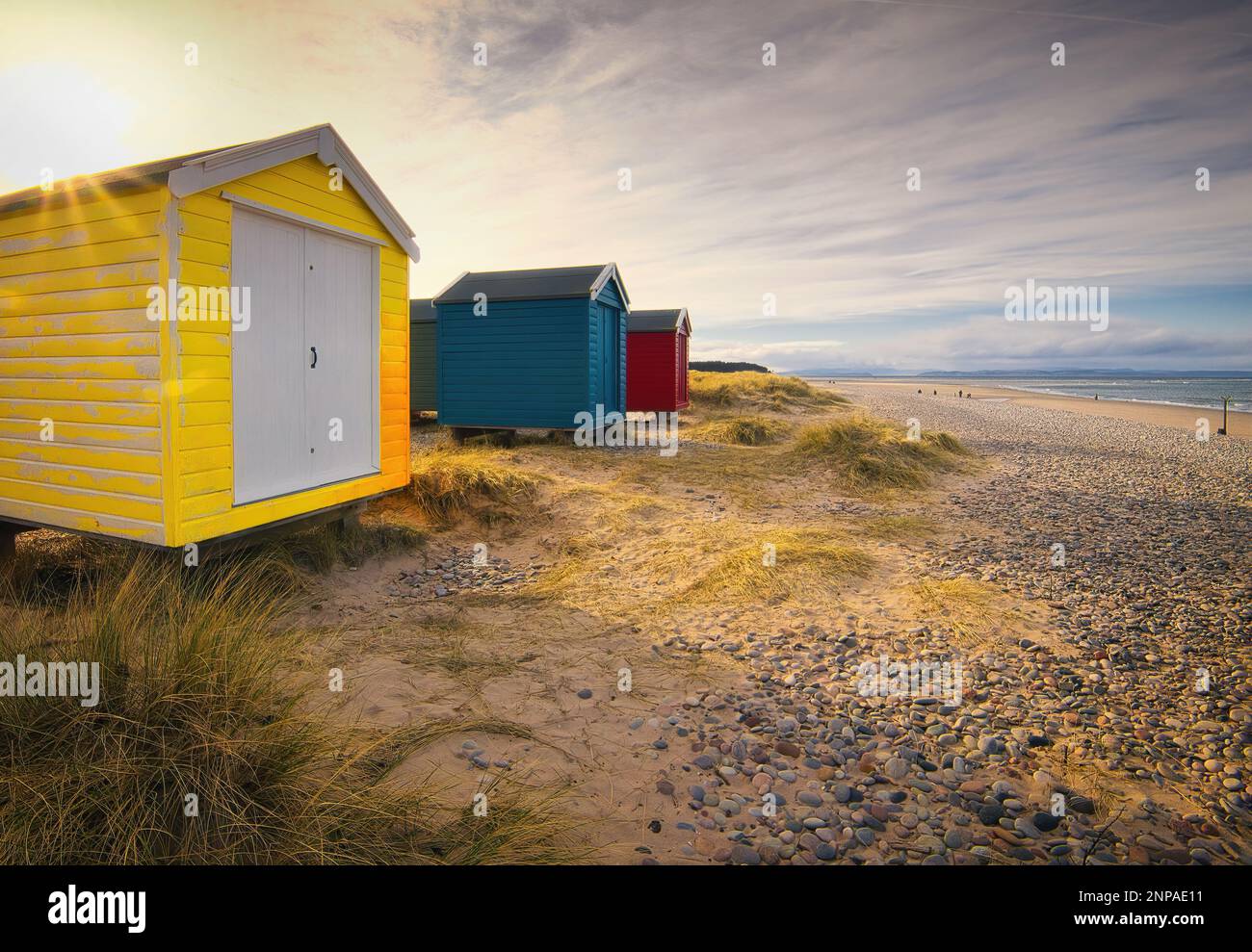 Sunflare au-dessus de Findhorn Beach huts Banque D'Images