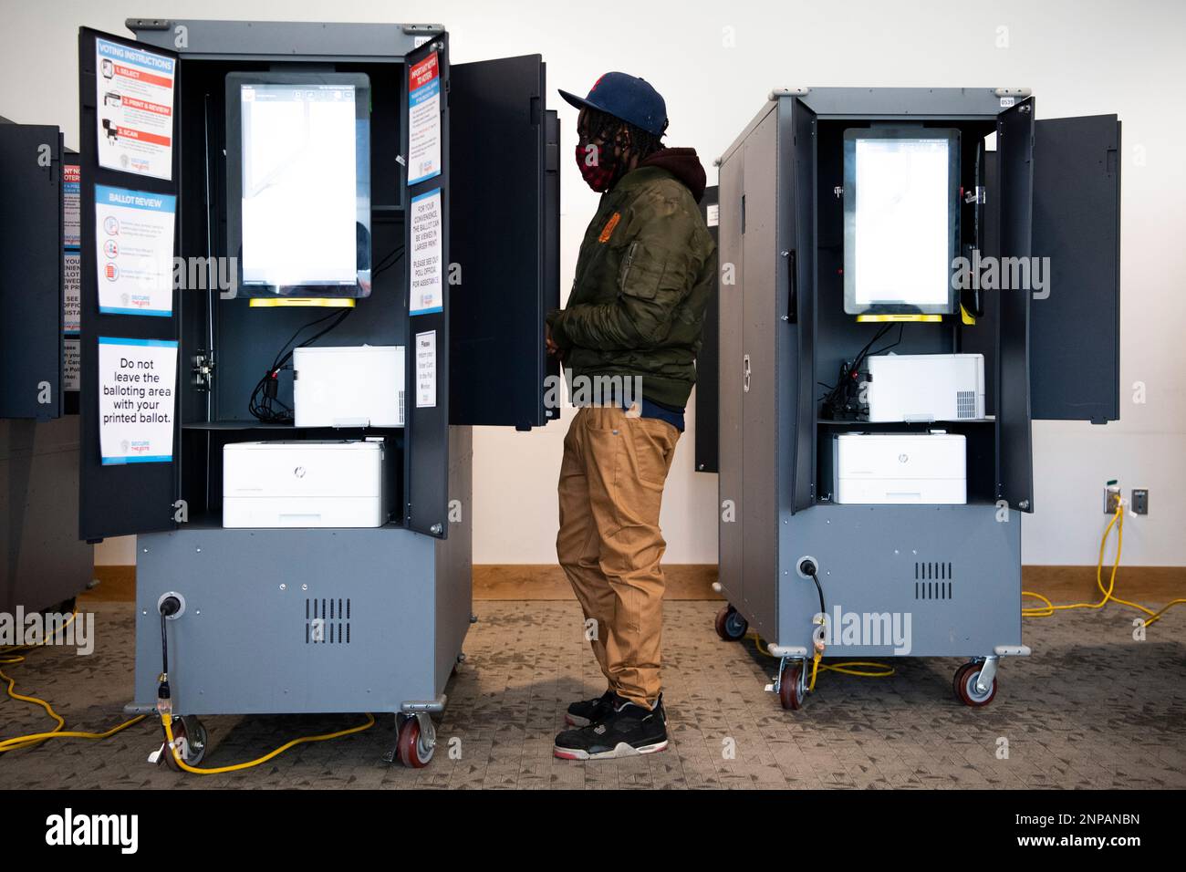 UNITED STATES - NOVEMBER 3: A voter is seen at a voting machine at the Metropolitan Library polling place on Election Day in Atlanta, Ga., on Tuesday, November 3, 2020. (Photo By Tom Williams/CQ Roll Call via AP Images) Banque D'Images