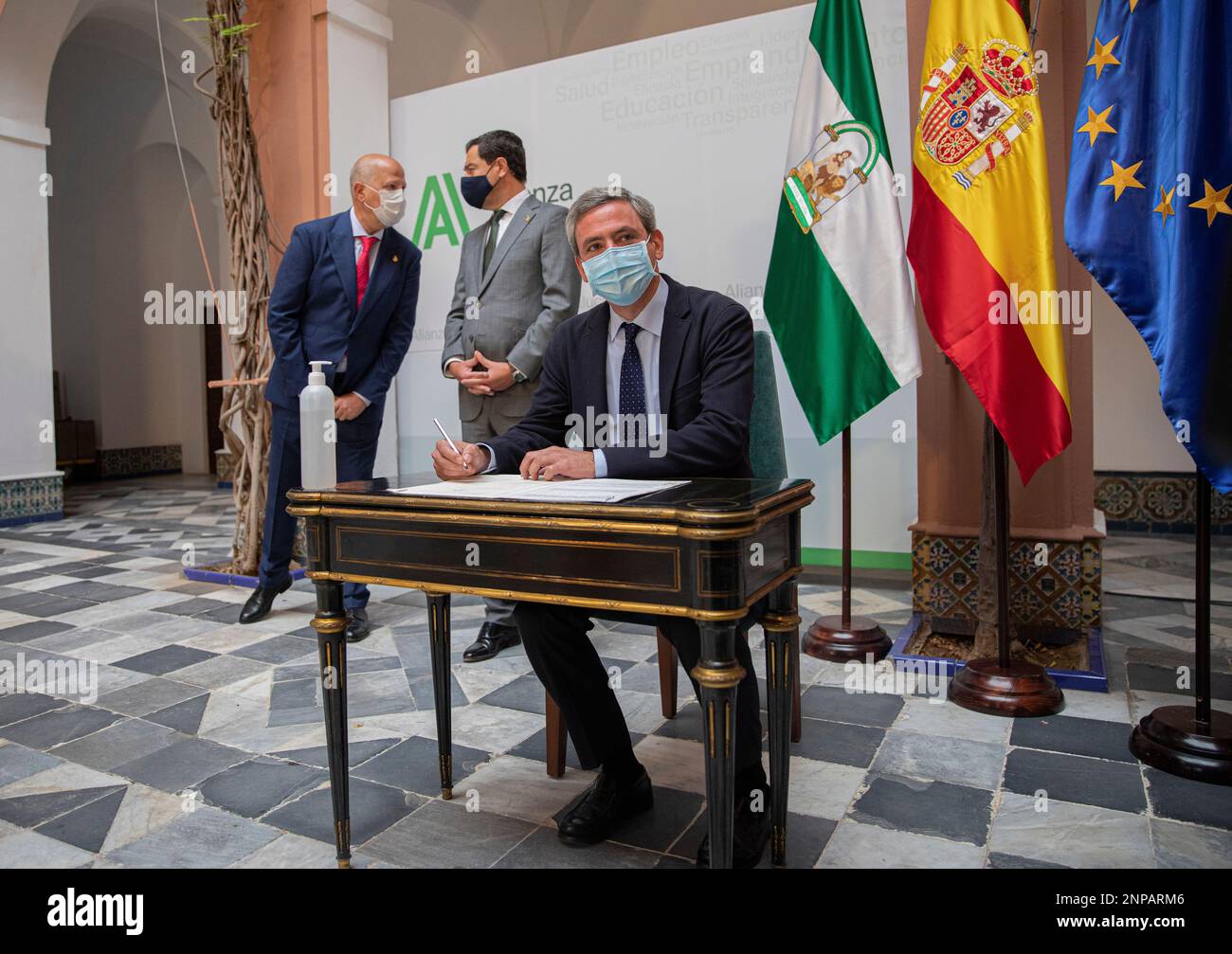 The Regional Minister of Education and Sport, Javier Imbroda (i) , with the President of the Andalusian Regional Government, Juanma Moreno (c), during the signing of the agreement between the Regional Ministry of Education and Sport and representatives of trade unions and subsidised education companies. At the San Telmo Palace, (Seville, Andalusia, Spain), on November 3rd, 2020. 03 NOVEMBER 2020 María José López / Europa Press 11/03/2020 (Europa Press via AP) Banque D'Images