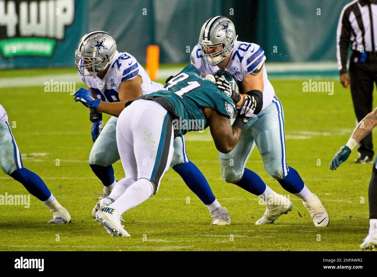 PHILADELPHIA, PA - NOVEMBER 01: Dallas Cowboys offensive guard Zack Martin (70) blocks Philadelphia Eagles defensive tackle Fletcher Cox (91) during the game between the Dallas Cowboys and the Philadelphia Eagles on November 1, 2020 at Lincoln Financial Field in Philadelphia, PA.(Photo by Andy Lewis/Icon Sportswire) (Icon Sportswire via AP Images) Banque D'Images