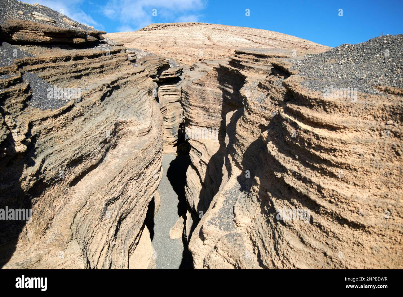 Couches de Ladera Del volcan Las Grietas Lanzarote, îles Canaries, Espagne formations rocheuses volcaniques causées par l'érosion avec vue de la caldera du montana bl Banque D'Images