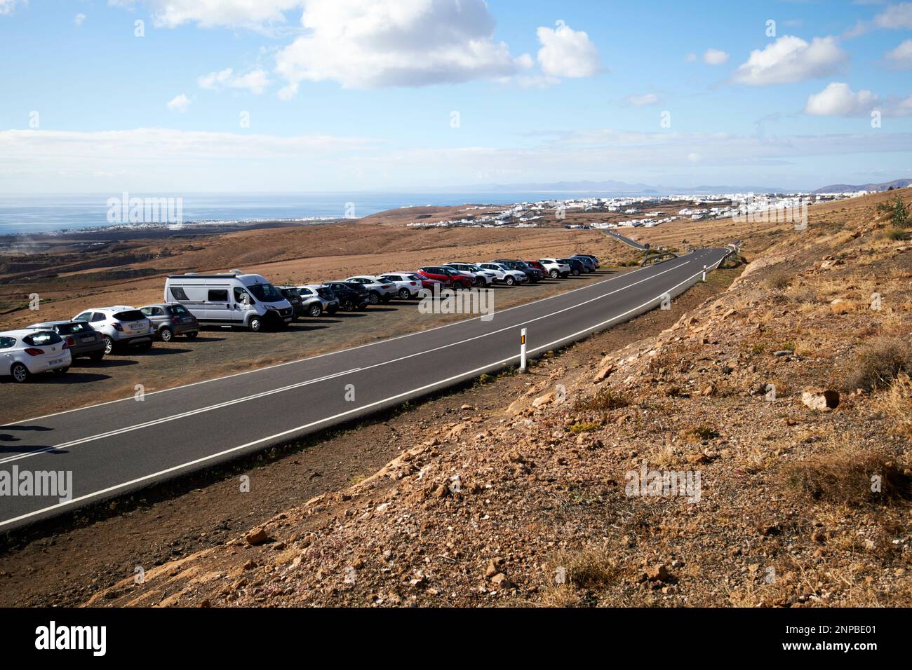 voitures de location de tourisme garées sur le côté de la route pour visiter les grietas Lanzarote, îles Canaries, Espagne Banque D'Images