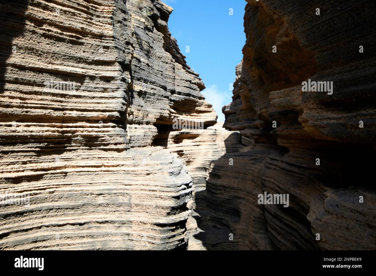 Couches de Ladera Del volcan Las Grietas Lanzarote, îles Canaries, Espagne formations rocheuses volcaniques causées par l'érosion Banque D'Images