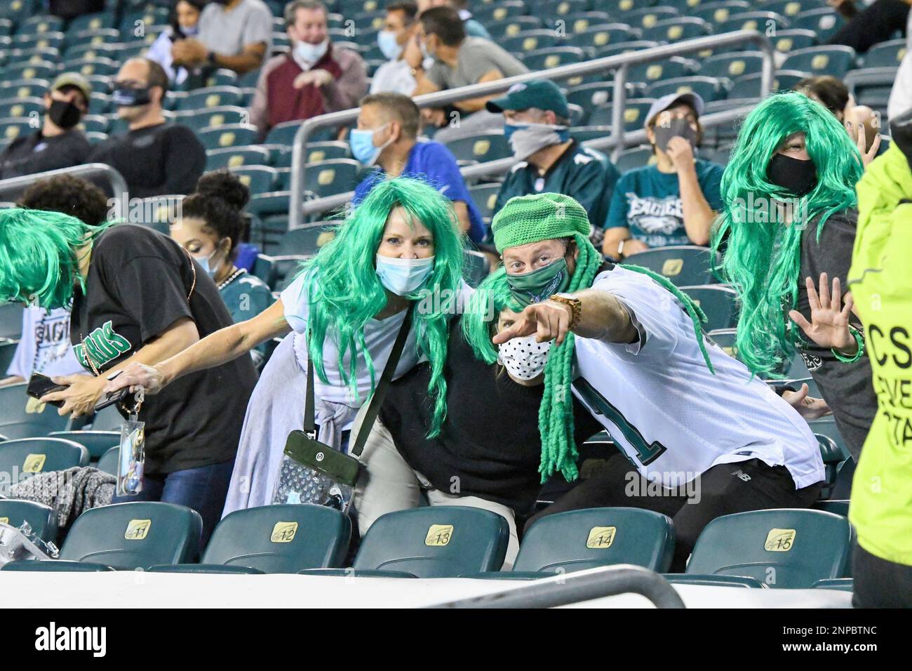PHILADELPHIA, PA - OCTOBER 22: Philadelphia Eagles fans celebrate during the game between the New York Giants and the Philadelphia Eagles on October 22, 2020 at Lincoln Financial Field in Philadelphia, PA. (Photo by Andy Lewis/Icon Sportswire) (Icon Sportswire via AP Images) Banque D'Images