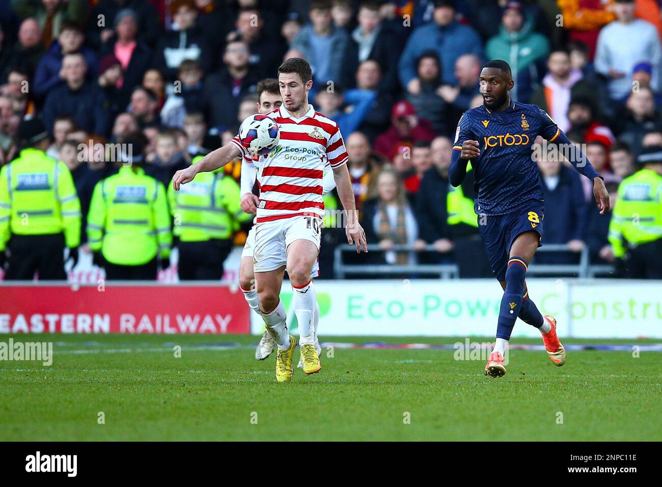 ECO - Power Stadium, Doncaster, Angleterre - 25th février 2023 Tommy Rowe (10) de Doncaster Rovers protège le ballon d'Emmanuel Osadebe (8) de Bradford City - pendant le match Doncaster Rovers contre Bradford City, Sky Bet League Two, 2022/23, Eco - Power Stadium, Doncaster, Angleterre - 25th février 2023 crédit : Arthur Haigh/WhiteRosePhotos/Alay Live News Banque D'Images