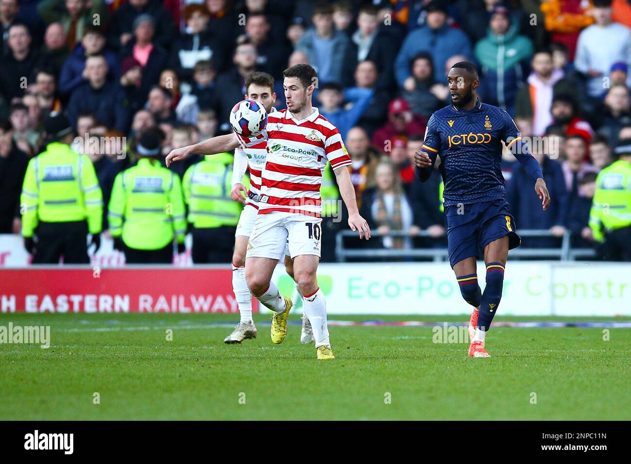 ECO - Power Stadium, Doncaster, Angleterre - 25th février 2023 Tommy Rowe (10) de Doncaster Rovers protège le ballon d'Emmanuel Osadebe (8) de Bradford City - pendant le match Doncaster Rovers contre Bradford City, Sky Bet League Two, 2022/23, Eco - Power Stadium, Doncaster, Angleterre - 25th février 2023 crédit : Arthur Haigh/WhiteRosePhotos/Alay Live News Banque D'Images