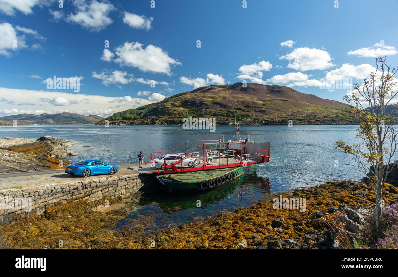 Le ferry de Glenelg à Kylerhea entre les Highlands écossais et l'île de Skye. Le ferry est le dernier ferry tournant manuel au monde. Banque D'Images
