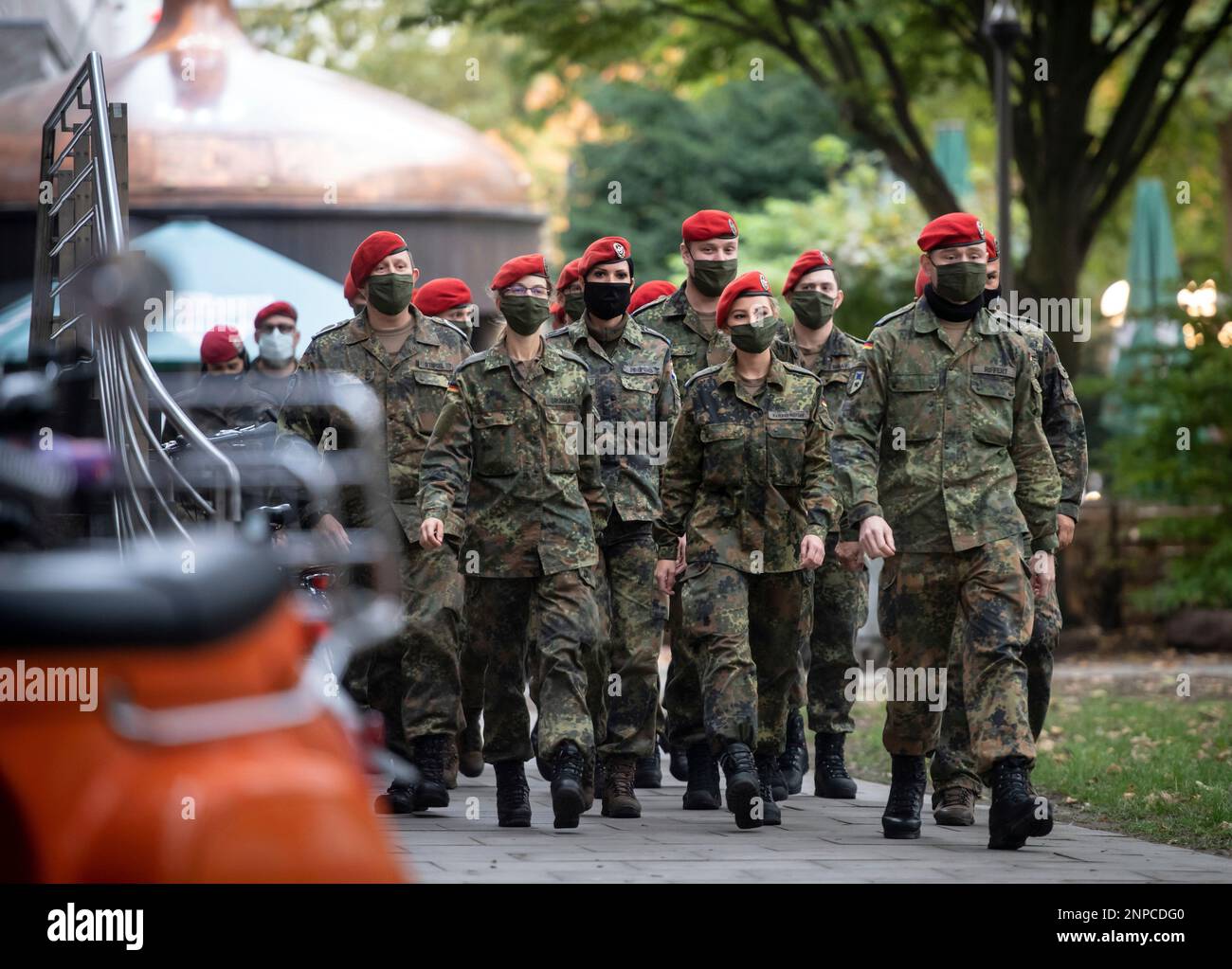 Bundeswehr soldiers march towards the health department during a media appointment in Dortmund, Germany, Tuesday, Oct.20, 2020. In twelve cities and districts in North Rhine-Westphalia, more than 150 Bundeswehr soldiers are now helping to cope with the Corona crisis. They support the health authorities in tracking contacts of newly infected persons (Bernd Thissen/dpa via AP) Banque D'Images