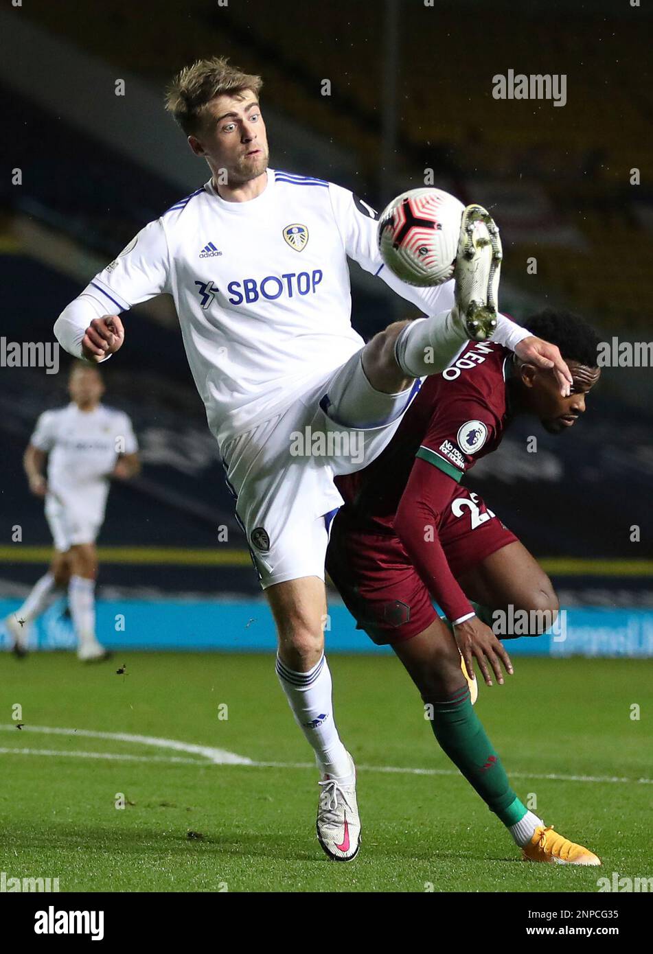 Leeds United's Patrick Bamford, left, fights for the ball with Wolverhampton Wanderers' Nelson Semedo, right, during the English Premier League soccer match between Leeds United and Wolverhampton Wanderers at Elland Road ground in Leeds, England, Monday, Oct. 19, 2020. (Martin Rickett/Pool via AP) Banque D'Images